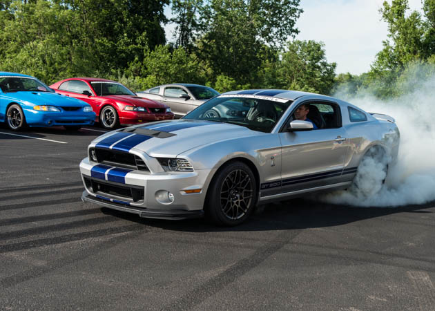 2014 Gt500 Mustang Doing a Burn Out